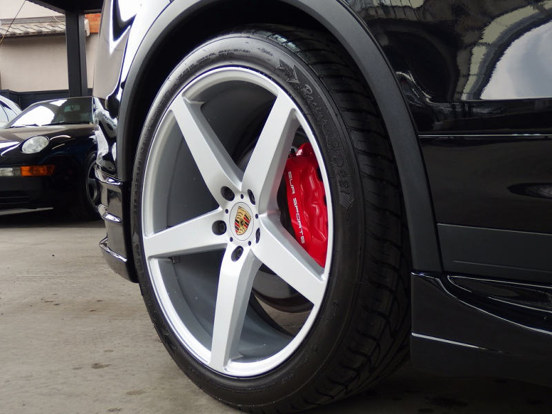 ポルシェ カイエン EUR-GTフルエアロ　正規ディーラー車　ESダウンサス　社外22インチアルミ　キャリパーペイント　 中古車