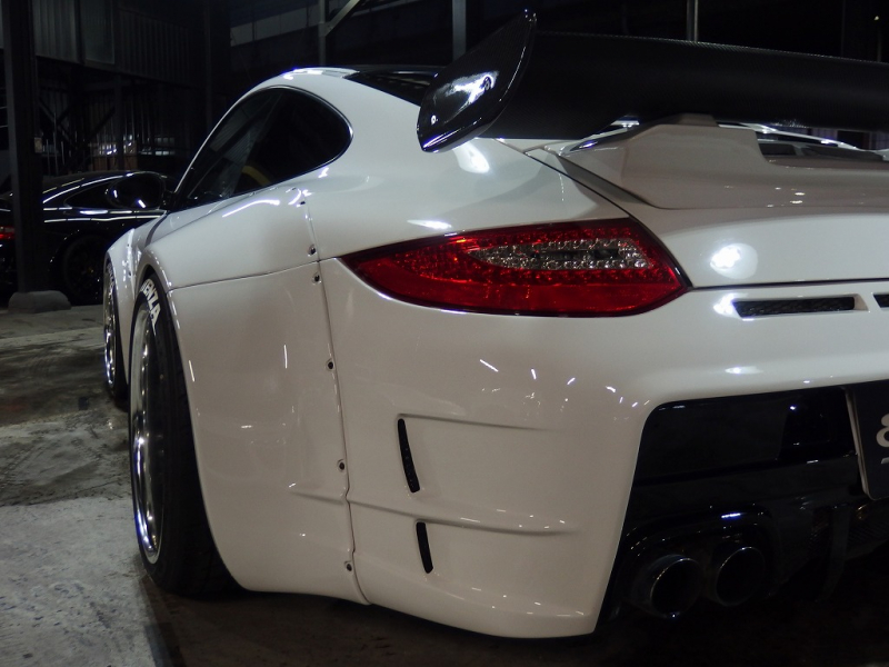 ポルシェ 911(Type997) カレラ EUR-GTRワイドボディキット※公認取得済み KWフロントリフター付き車高調 可変バルブ付きESスポーツマフラー IPEエキマニ 中古車