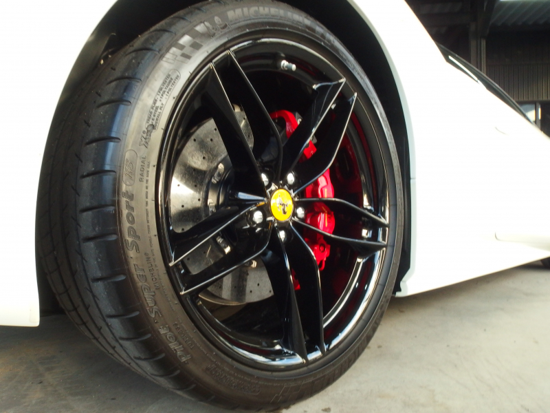 フェラーリ 488GTB レッドレザーシート　LEDカーボンコンビステアリング　純正マフラー可変バルブリモコン　 中古車