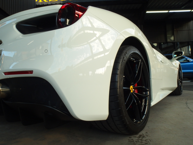 フェラーリ 488GTB レッドレザーシート　LEDカーボンコンビステアリング　純正マフラー可変バルブリモコン　 中古車