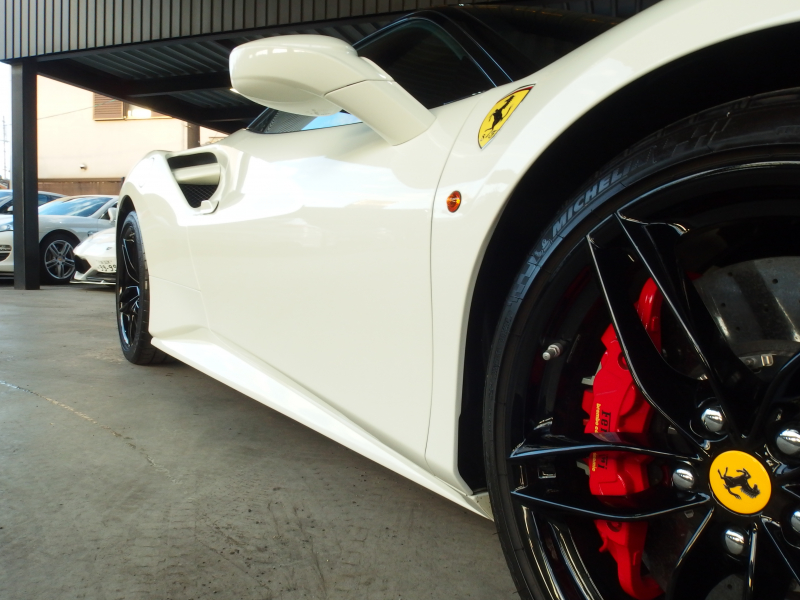 フェラーリ 488GTB レッドレザーシート　LEDカーボンコンビステアリング　純正マフラー可変バルブリモコン　 中古車