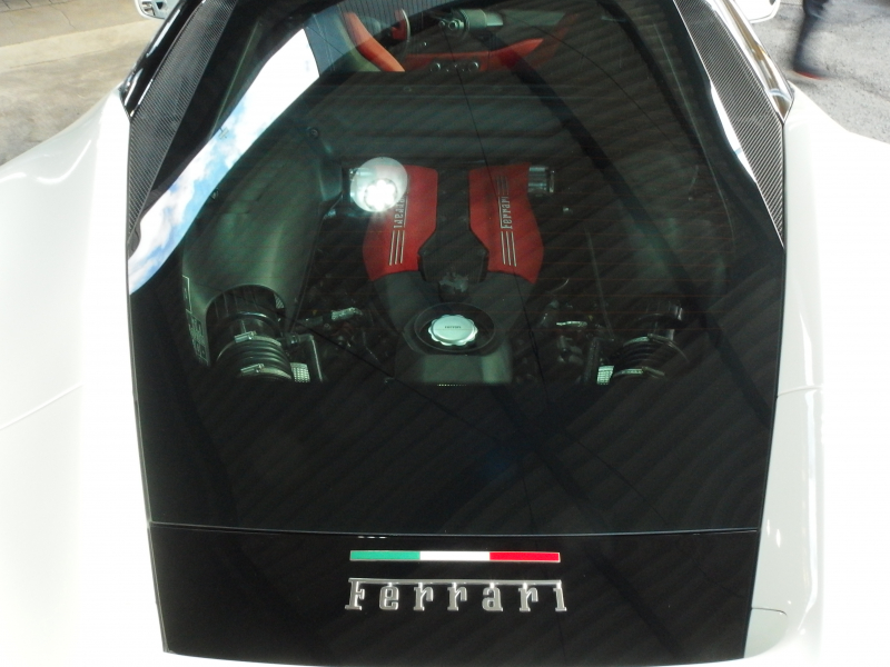 フェラーリ 488GTB レッドレザーシート　LEDカーボンコンビステアリング　純正マフラー可変バルブリモコン　 中古車