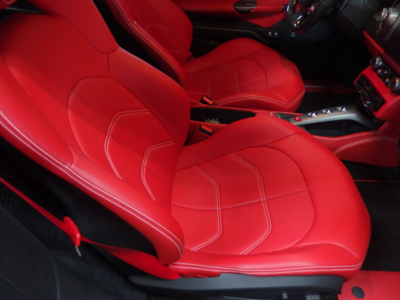 フェラーリ 488GTB レッドレザーシート　LEDカーボンコンビステアリング　純正マフラー可変バルブリモコン　 中古車