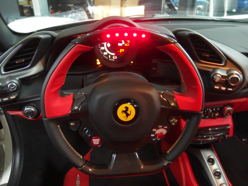 フェラーリ 488GTB レッドレザーシート　LEDカーボンコンビステアリング　純正マフラー可変バルブリモコン　 中古車
