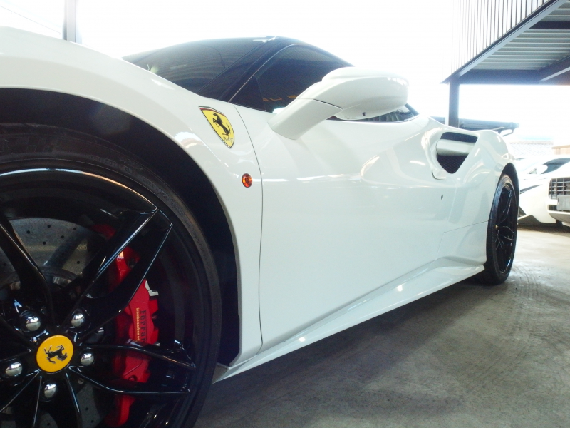 フェラーリ 488GTB レッドレザーシート　LEDカーボンコンビステアリング　純正マフラー可変バルブリモコン　 中古車