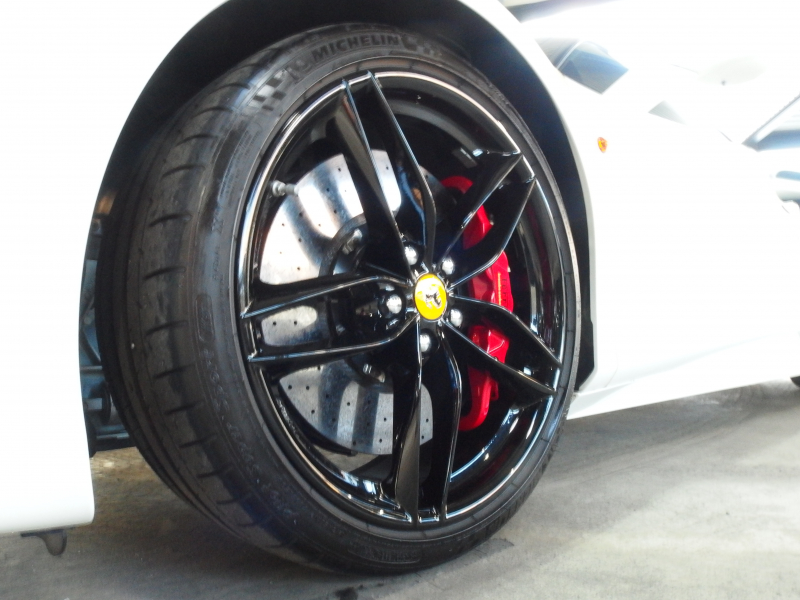 フェラーリ 488GTB レッドレザーシート　LEDカーボンコンビステアリング　純正マフラー可変バルブリモコン　 中古車