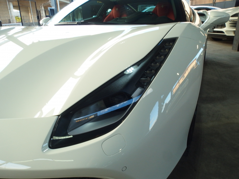 フェラーリ 488GTB レッドレザーシート　LEDカーボンコンビステアリング　純正マフラー可変バルブリモコン　 中古車