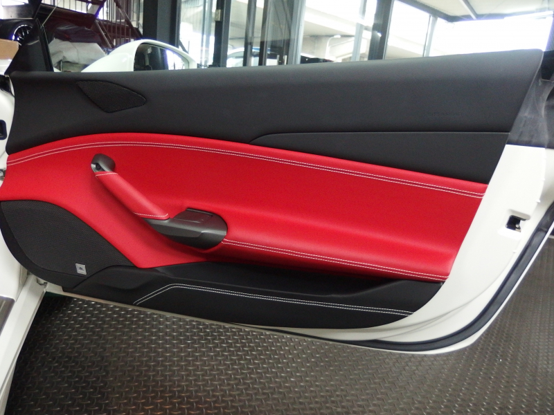 フェラーリ 488GTB レッドレザーシート　LEDカーボンコンビステアリング　純正マフラー可変バルブリモコン　 中古車