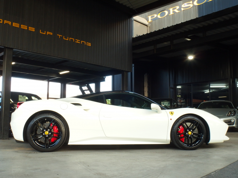 フェラーリ 488GTB レッドレザーシート　LEDカーボンコンビステアリング　純正マフラー可変バルブリモコン　 中古車