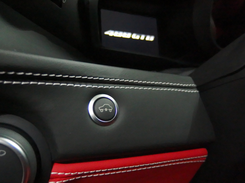 フェラーリ 488GTB レッドレザーシート　LEDカーボンコンビステアリング　純正マフラー可変バルブリモコン　 中古車