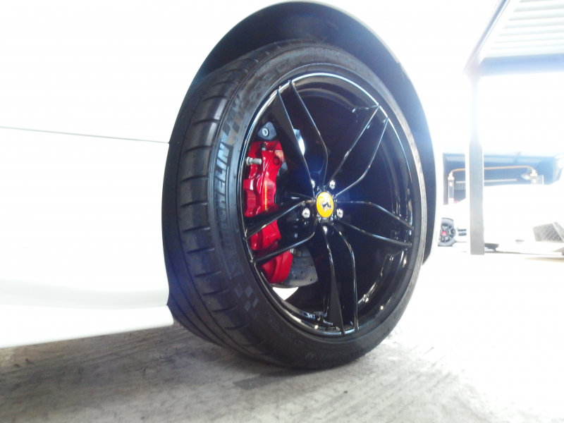 フェラーリ 488GTB レッドレザーシート　LEDカーボンコンビステアリング　純正マフラー可変バルブリモコン　 中古車