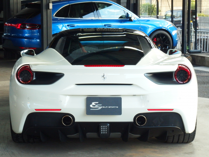 フェラーリ 488GTB レッドレザーシート　LEDカーボンコンビステアリング　純正マフラー可変バルブリモコン　 中古車