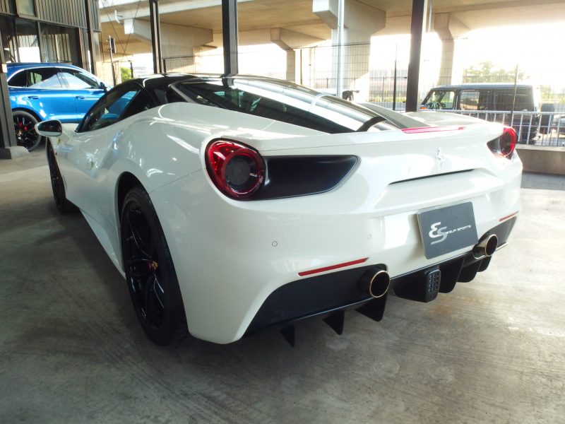 フェラーリ 488GTB レッドレザーシート　LEDカーボンコンビステアリング　純正マフラー可変バルブリモコン　 中古車