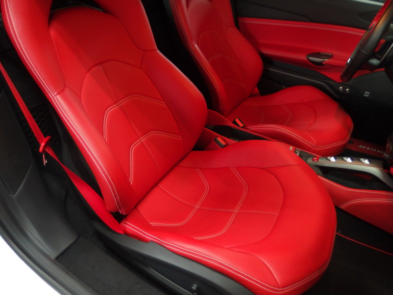 フェラーリ 488GTB レッドレザーシート　LEDカーボンコンビステアリング　純正マフラー可変バルブリモコン　 中古車