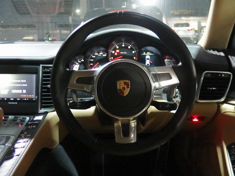 ポルシェ パナメーラ 正規ディーラー車 右ハンドル EUR-GTエアロ 22inアルミ　ESダウンサス　前後シートヒーター 中古車