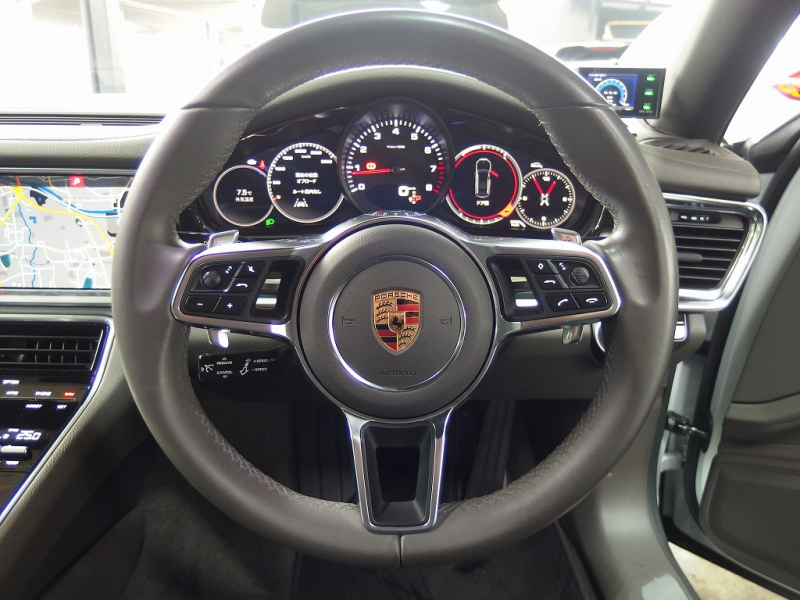 ポルシェ&nbsp;パナメーラ&nbsp;正規ディーラー車　右ハンドル　エントリードライブ&nbsp;中古車