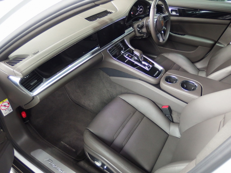 ポルシェ&nbsp;パナメーラ&nbsp;正規ディーラー車　右ハンドル　エントリードライブ&nbsp;中古車