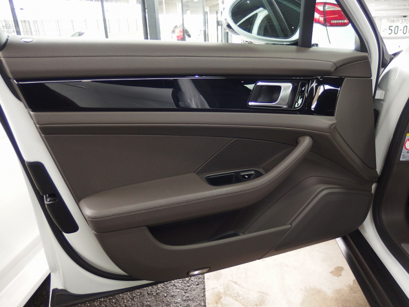 ポルシェ&nbsp;パナメーラ&nbsp;正規ディーラー車　右ハンドル　エントリードライブ&nbsp;中古車