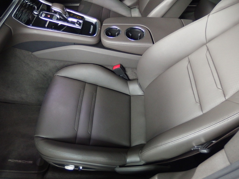 ポルシェ&nbsp;パナメーラ&nbsp;正規ディーラー車　右ハンドル　エントリードライブ&nbsp;中古車