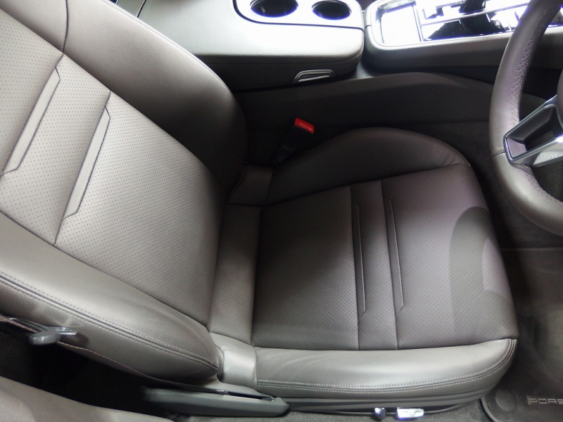 ポルシェ&nbsp;パナメーラ&nbsp;正規ディーラー車　右ハンドル　エントリードライブ&nbsp;中古車