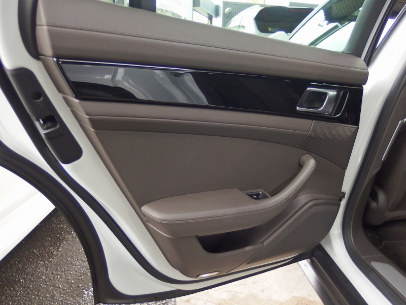 ポルシェ&nbsp;パナメーラ&nbsp;正規ディーラー車　右ハンドル　エントリードライブ&nbsp;中古車