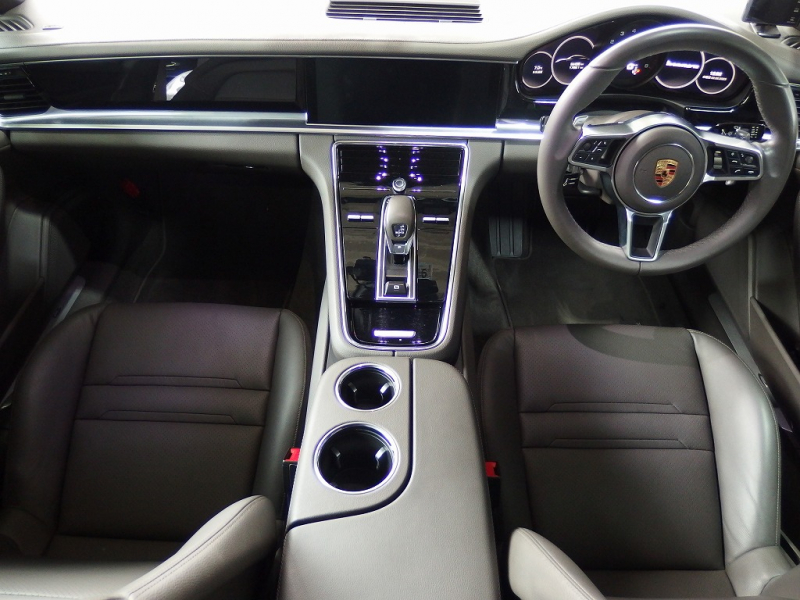 ポルシェ&nbsp;パナメーラ&nbsp;正規ディーラー車　右ハンドル　エントリードライブ&nbsp;中古車