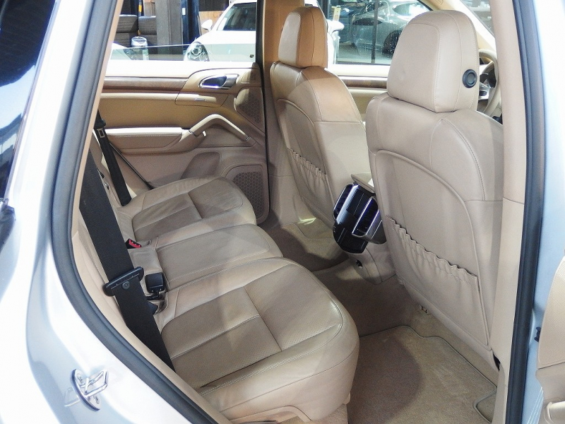 ポルシェ&nbsp;カイエン&nbsp;S　正規ディーラー車　左ハンドル　EURエアロ　外22inアルミ　ダウンサス　サンルーフ&nbsp;中古車