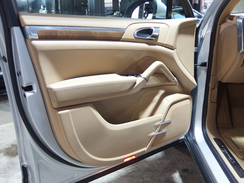 ポルシェ&nbsp;カイエン&nbsp;S　正規ディーラー車　左ハンドル　EURエアロ　外22inアルミ　ダウンサス　サンルーフ&nbsp;中古車