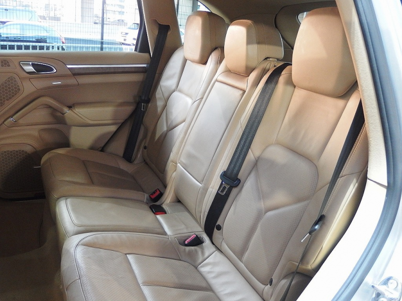 ポルシェ&nbsp;カイエン&nbsp;S　正規ディーラー車　左ハンドル　EURエアロ　外22inアルミ　ダウンサス　サンルーフ&nbsp;中古車