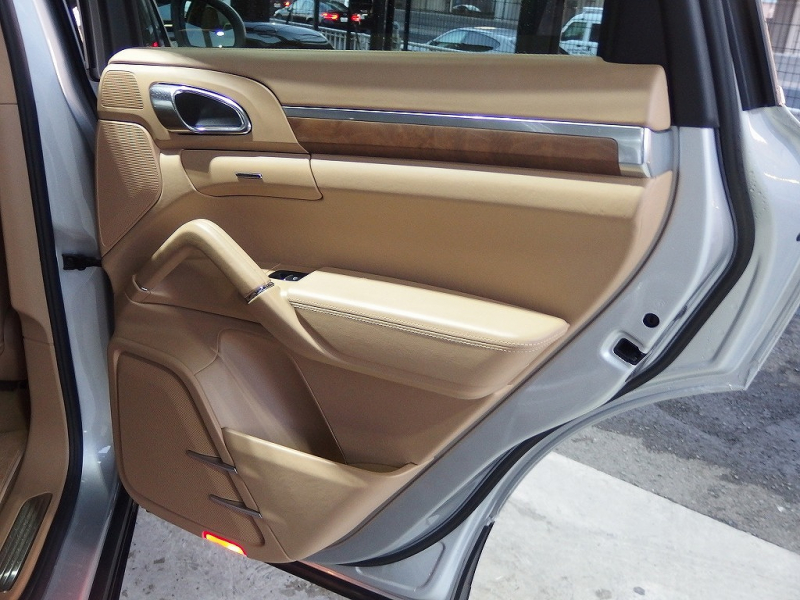 ポルシェ&nbsp;カイエン&nbsp;S　正規ディーラー車　左ハンドル　EURエアロ　外22inアルミ　ダウンサス　サンルーフ&nbsp;中古車