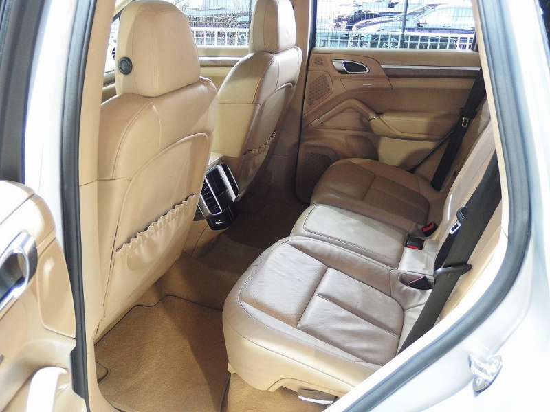 ポルシェ&nbsp;カイエン&nbsp;S　正規ディーラー車　左ハンドル　EURエアロ　外22inアルミ　ダウンサス　サンルーフ&nbsp;中古車