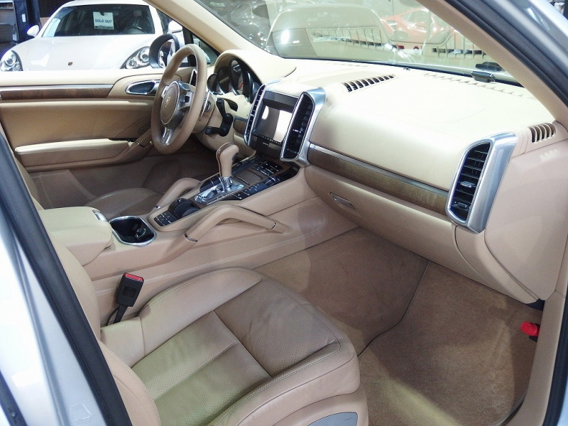 ポルシェ&nbsp;カイエン&nbsp;S　正規ディーラー車　左ハンドル　EURエアロ　外22inアルミ　ダウンサス　サンルーフ&nbsp;中古車