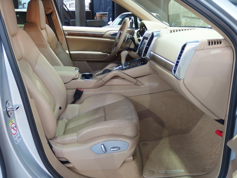 ポルシェ&nbsp;カイエン&nbsp;S　正規ディーラー車　左ハンドル　EURエアロ　外22inアルミ　ダウンサス　サンルーフ&nbsp;中古車