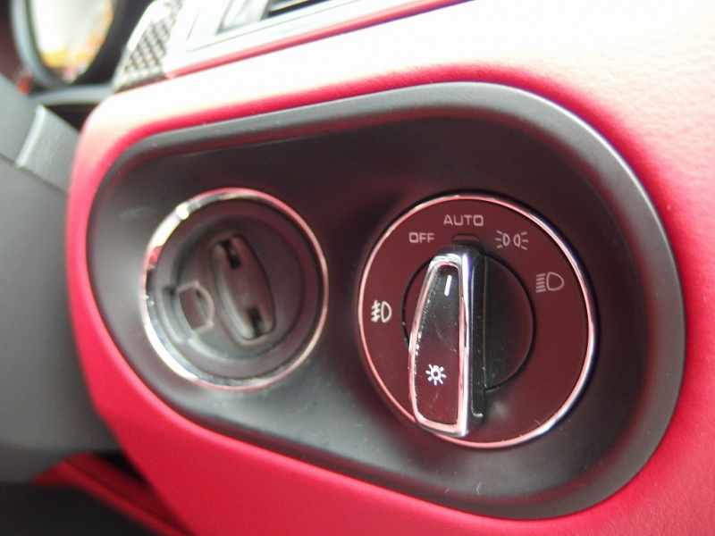 ポルシェ マカン ターボ　スポーツクロノPKG　EURエアロ　パノラマガラスルーフ　レッドレザー　管理ユーザー様下取り 中古車