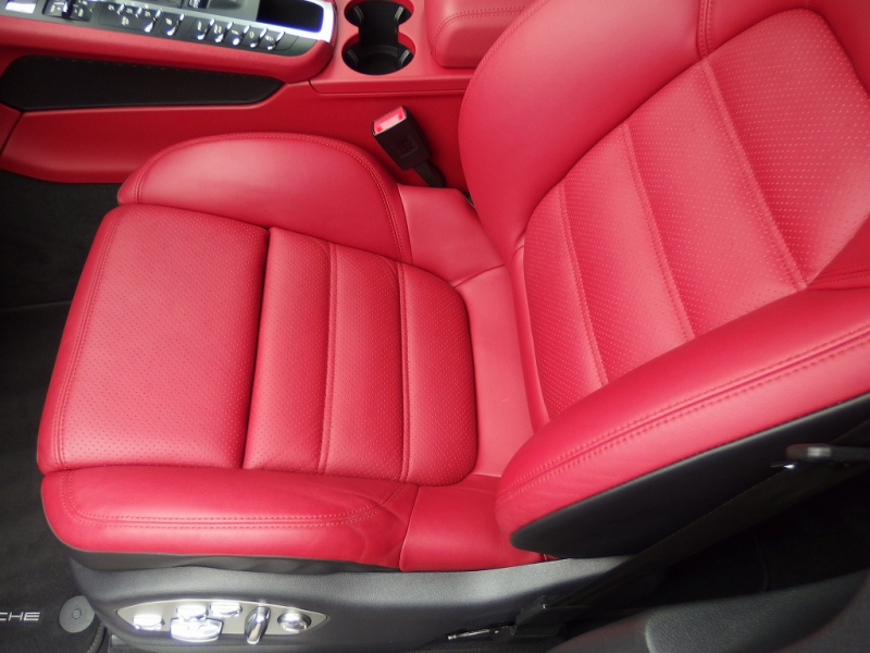 ポルシェ マカン ターボ　スポーツクロノPKG　EURエアロ　パノラマガラスルーフ　レッドレザー　管理ユーザー様下取り 中古車