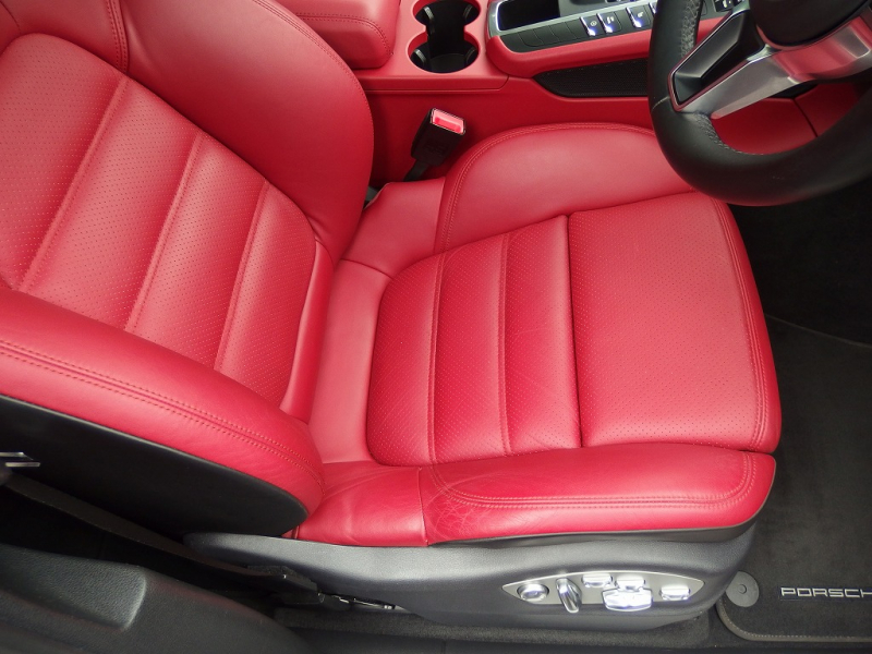 ポルシェ マカン ターボ　スポーツクロノPKG　EURエアロ　パノラマガラスルーフ　レッドレザー　管理ユーザー様下取り 中古車