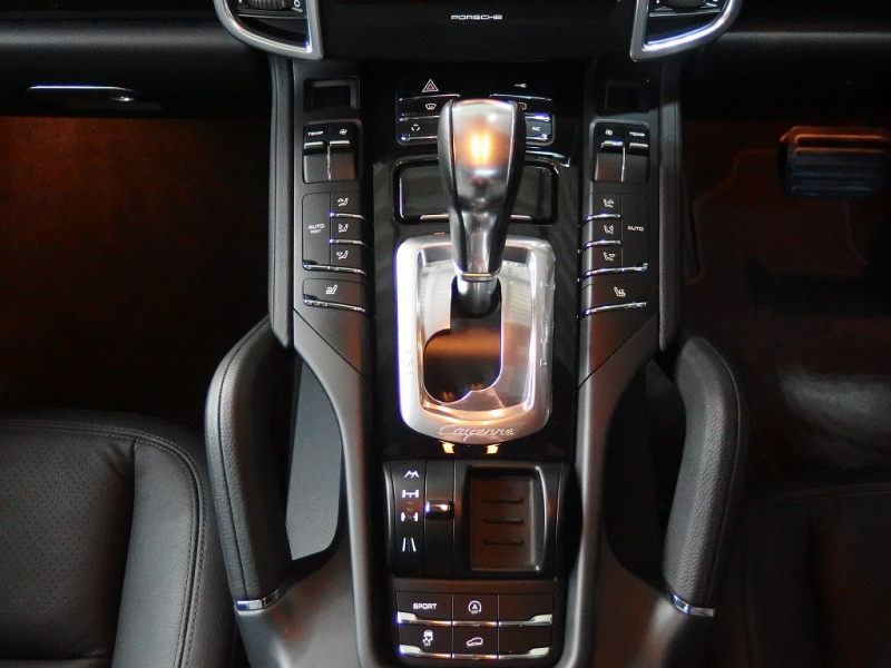 ポルシェ&nbsp;カイエン&nbsp;V6 3.6L 正規ディーラー車　サンルーフ　ルーフレール　社外20インチアルミ&nbsp;中古車