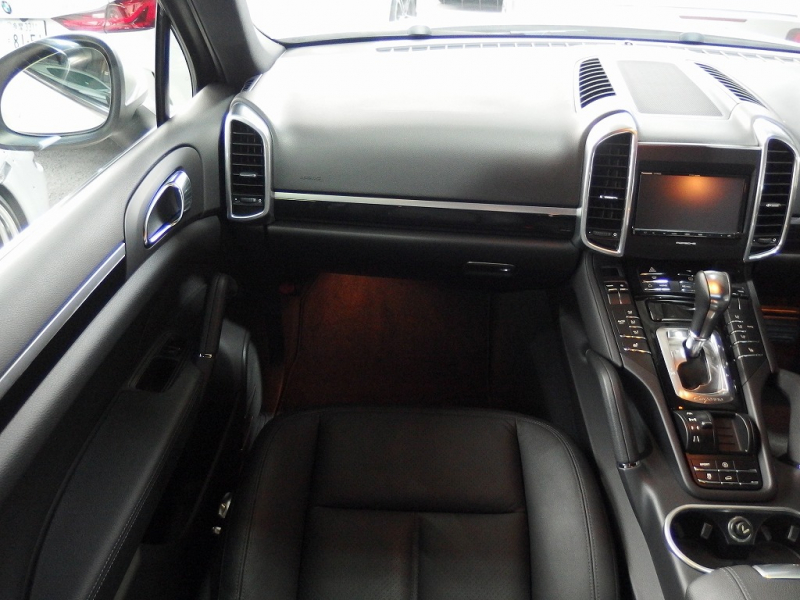 ポルシェ&nbsp;カイエン&nbsp;V6 3.6L 正規ディーラー車　サンルーフ　ルーフレール　社外20インチアルミ&nbsp;中古車