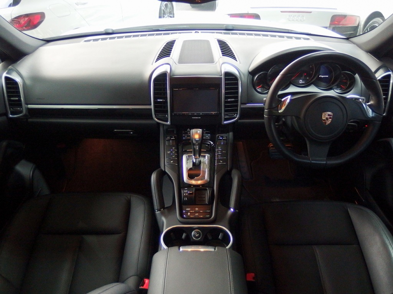 ポルシェ&nbsp;カイエン&nbsp;V6 3.6L 正規ディーラー車　サンルーフ　ルーフレール　社外20インチアルミ&nbsp;中古車