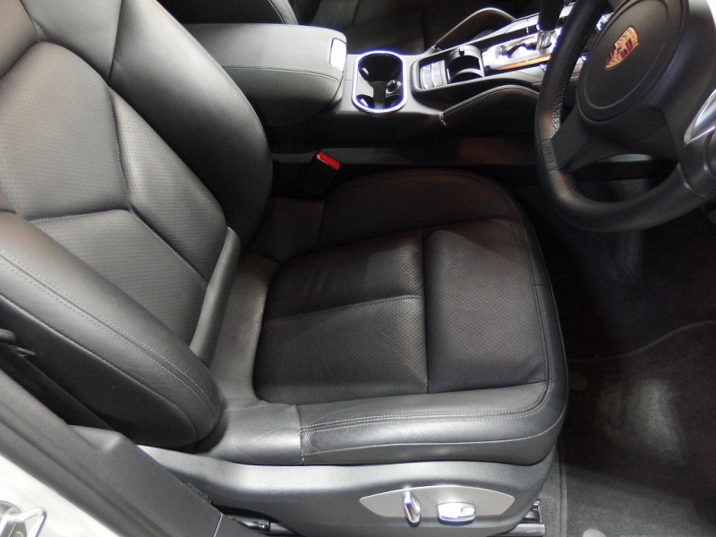 ポルシェ&nbsp;カイエン&nbsp;V6 3.6L 正規ディーラー車　サンルーフ　ルーフレール　社外20インチアルミ&nbsp;中古車