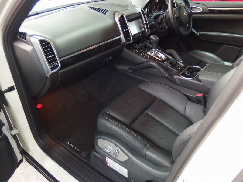 ポルシェ&nbsp;カイエン&nbsp;V6 3.6L 正規ディーラー車　サンルーフ　ルーフレール　社外20インチアルミ&nbsp;中古車