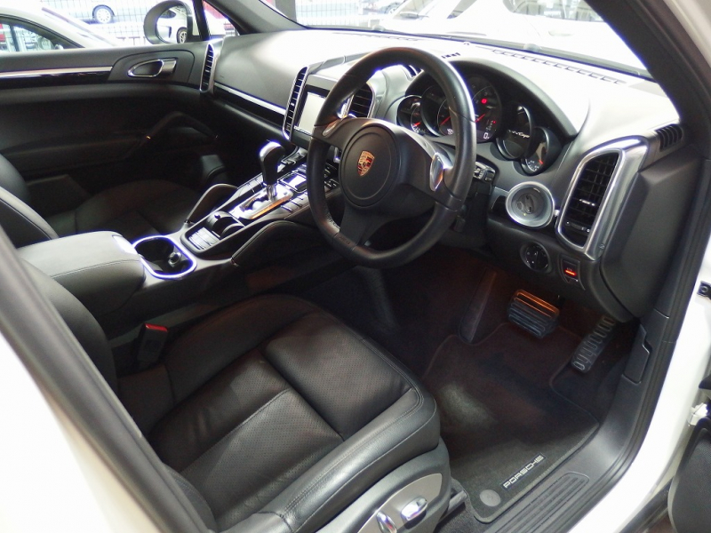 ポルシェ&nbsp;カイエン&nbsp;V6 3.6L 正規ディーラー車　サンルーフ　ルーフレール　社外20インチアルミ&nbsp;中古車