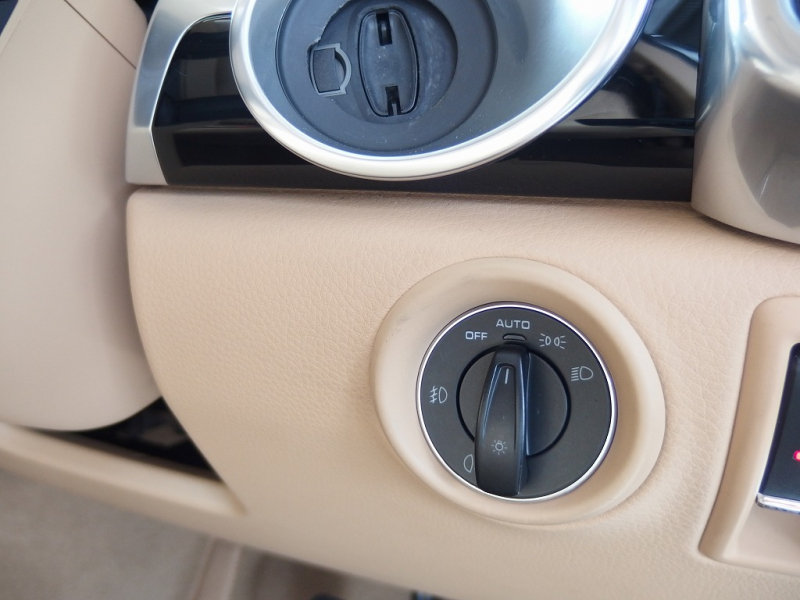 ポルシェ カイエン 正規ディーラー車　右ハンドル　ベージュレザー　シートヒーター　オートテールゲート 中古車