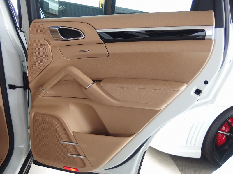 ポルシェ カイエン 正規ディーラー車　右ハンドル　ベージュレザー　シートヒーター　オートテールゲート 中古車