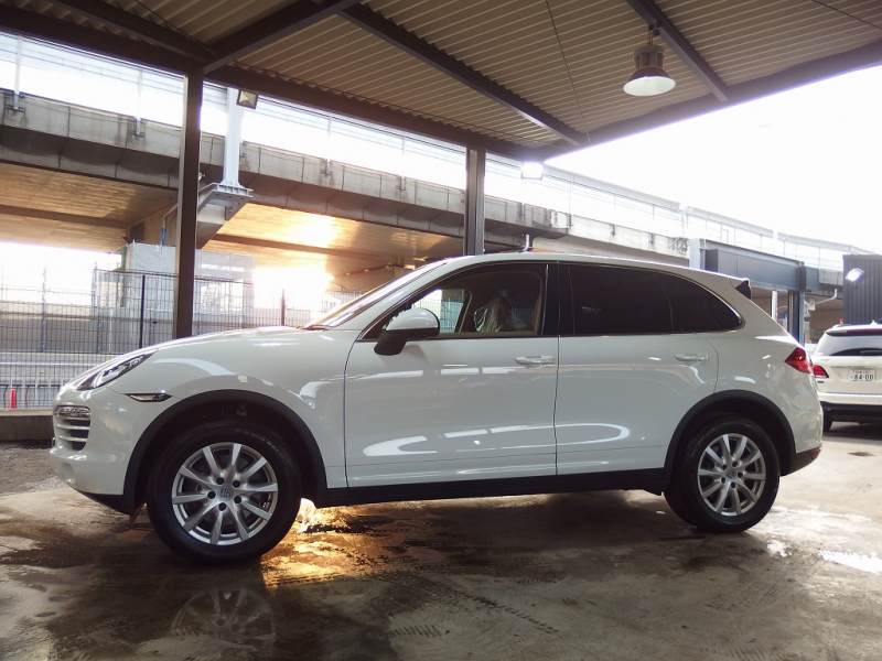 ポルシェ カイエン 正規ディーラー車　右ハンドル　ベージュレザー　シートヒーター　オートテールゲート 中古車