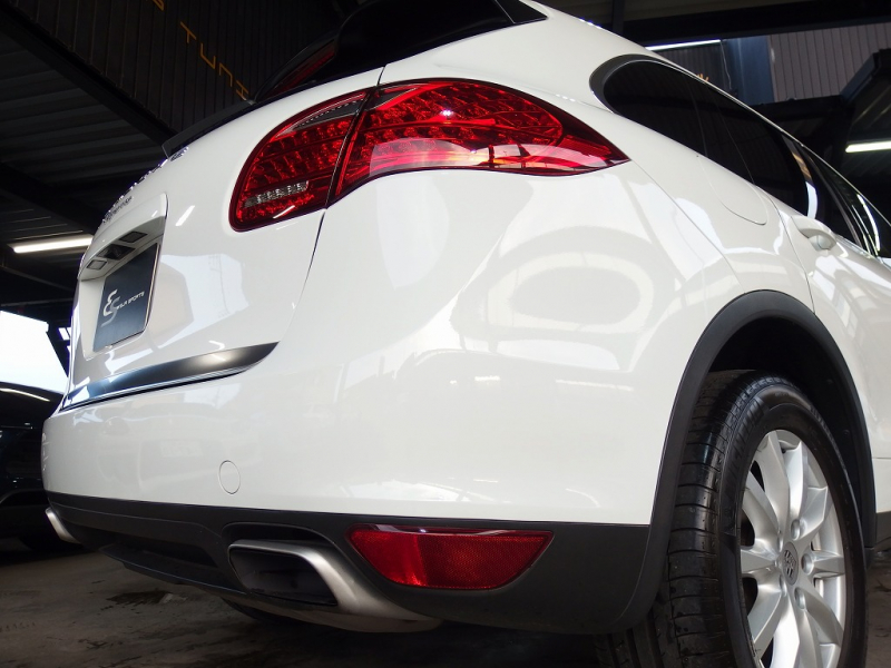 ポルシェ カイエン 正規ディーラー車　右ハンドル　ベージュレザー　シートヒーター　オートテールゲート 中古車