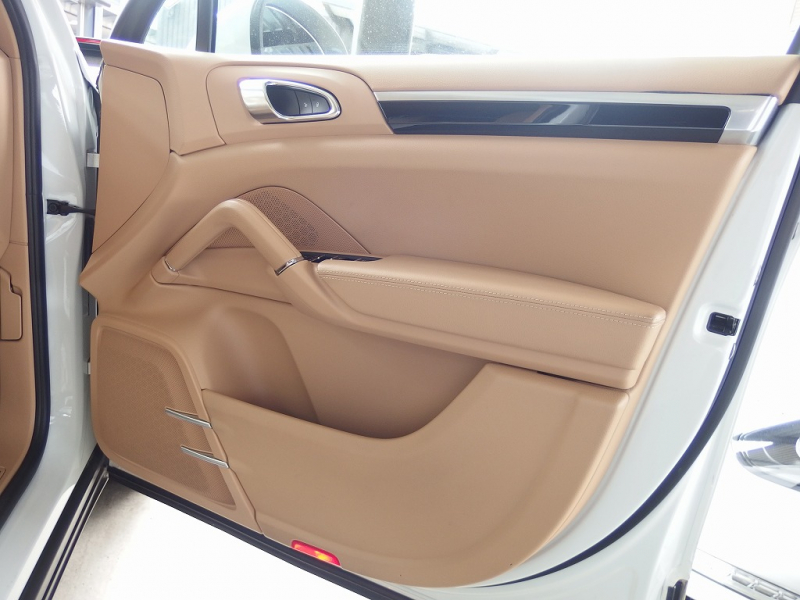 ポルシェ カイエン 正規ディーラー車　右ハンドル　ベージュレザー　シートヒーター　オートテールゲート 中古車