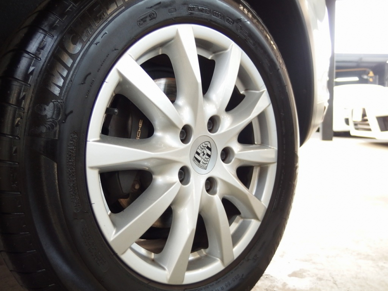 ポルシェ カイエン 正規ディーラー車　右ハンドル　ベージュレザー　シートヒーター　オートテールゲート 中古車