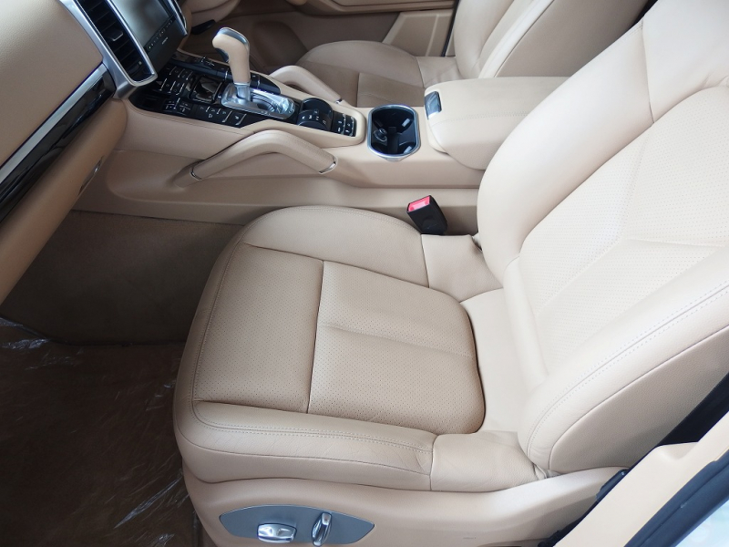 ポルシェ カイエン 正規ディーラー車　右ハンドル　ベージュレザー　シートヒーター　オートテールゲート 中古車