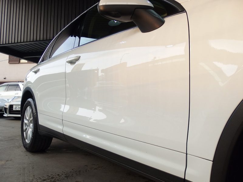 ポルシェ カイエン 正規ディーラー車　右ハンドル　ベージュレザー　シートヒーター　オートテールゲート 中古車